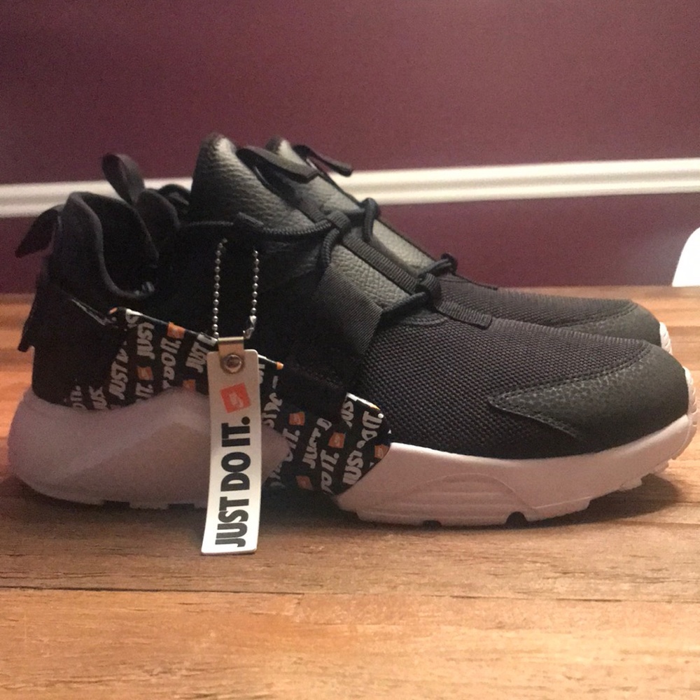 Nike Air Huarache City Low Sneakers